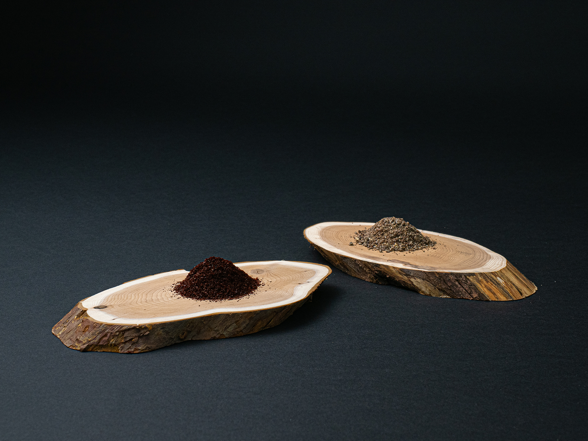 箱庭茜の飼料、ヘマトコッカス藻と亜麻仁油粕の写真